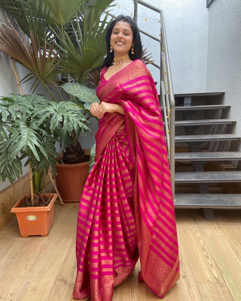 Elegantly decorated with gorgeous Solid Jacquard weave that gives a perfect look to the outfit Red Colour