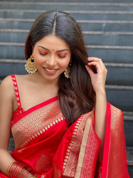 Elegantly decorated with gorgeous Solid Jacquard weave that gives a perfect look to the outfit Red color